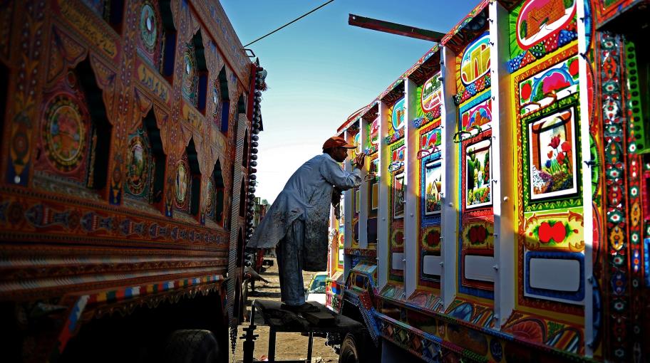 انصهار الحداثة بالشعبوية في "فن الشاحنة" الباكستاني