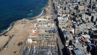 مخيّم الشاطئ: هادئٌ بحرُ غزّة كأنّه بُركان