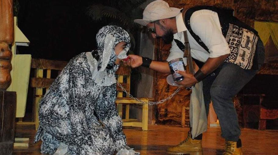 مسرحية "كلب السفير" والفساد في المسرح السوري