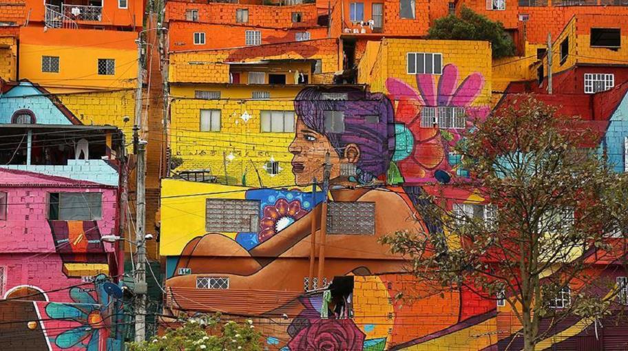 "نهر الحياة".. غرافيتي عملاق يغطي واجهة 338 منزلاً بكولومبيا