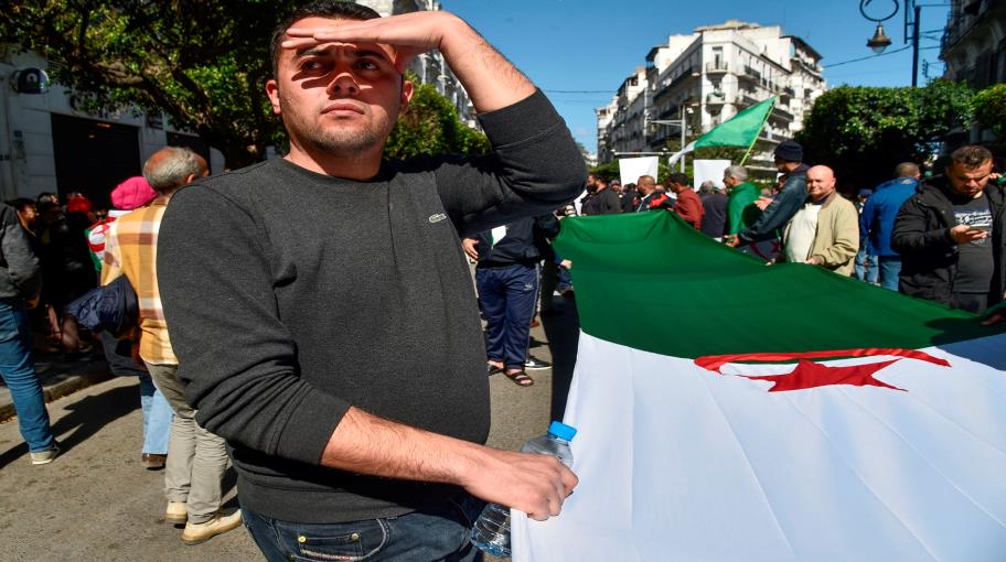 مثقفون جزائريون: مستقبل الحراك بين مطرقة السلطة وسندان كورونا