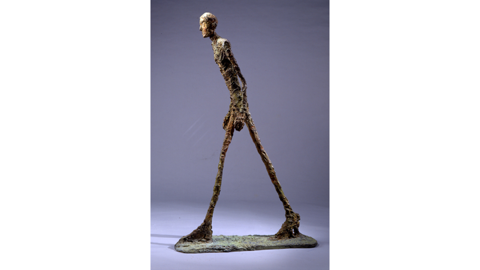 L homme qui. Альберто Джакометти скульптуры. Скульптор Джакометти шагающий человек. Альберто Джакометти Tall Figure. Скульптура Альберто Джакометти «указывающий человек».