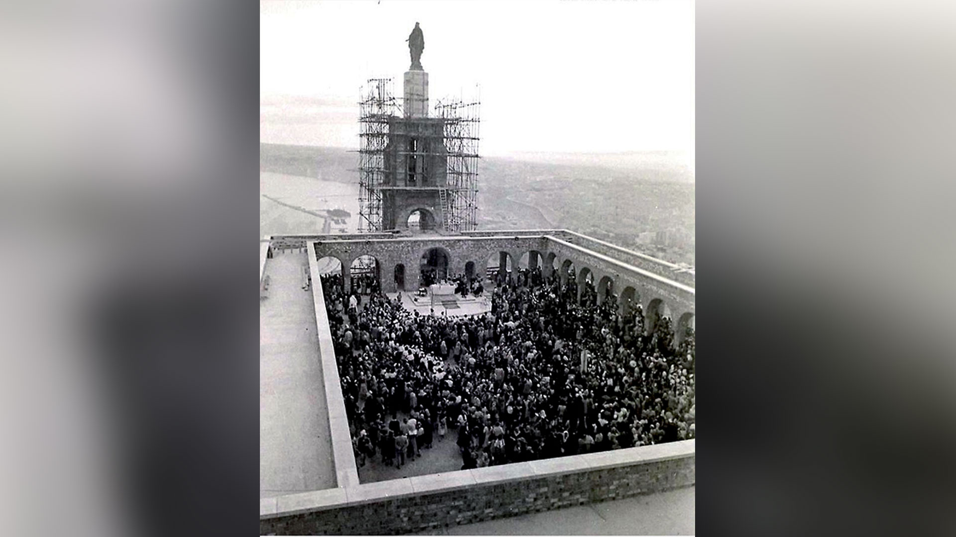 ضفة ثالثة ـ الحج إلى الكنيسة في عام 1950.jpg