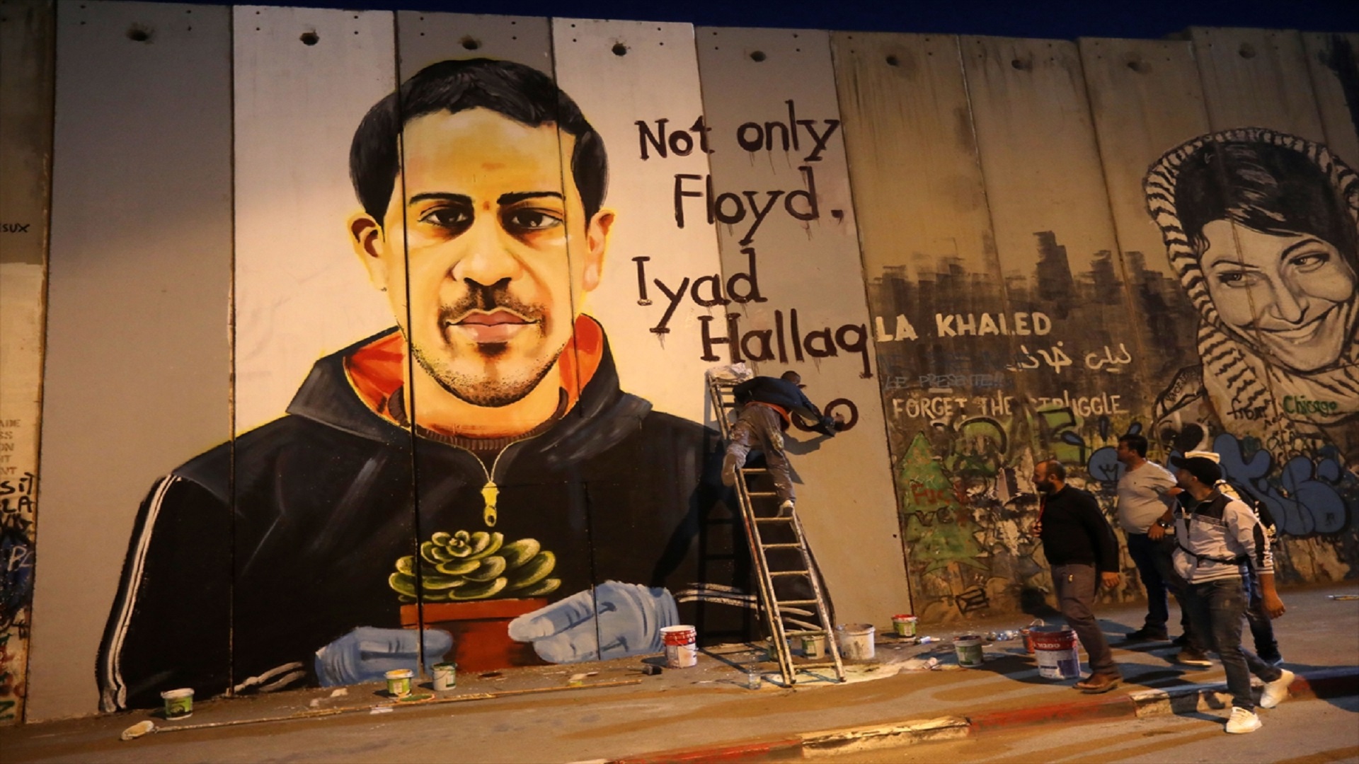 "إياد الحلاق أيضاً".. لوحة فلسطينية ضد العنصرية- الأناضول