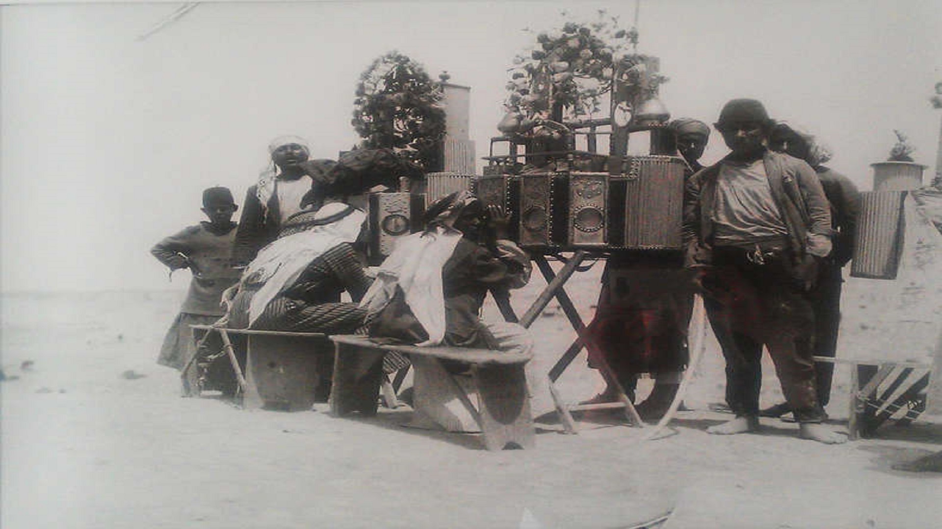 قرويون أمام صندوق الفرجة خليل رعد  1933