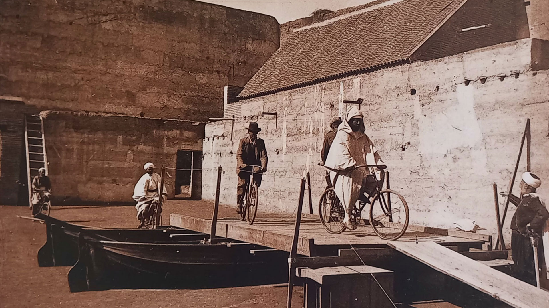 مولاي عبد العزيز فوق الدراجة، 1901